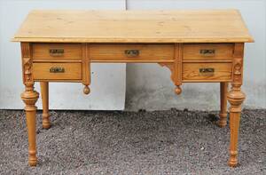 Skrivbord med fem lådor, 1900-talets början