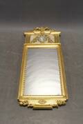Spegel i förgyllt trä, gustaviansk stil
