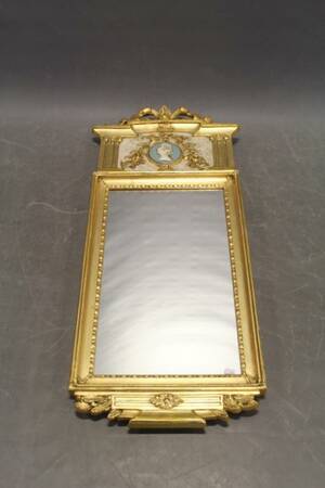 Spegel i förgyllt trä, gustaviansk stil