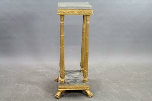 Förgylld marmorpiedestal