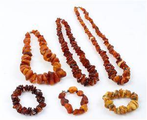 Dansk rav. Tre halskæder samt tre armbånd, 349 gr. 6