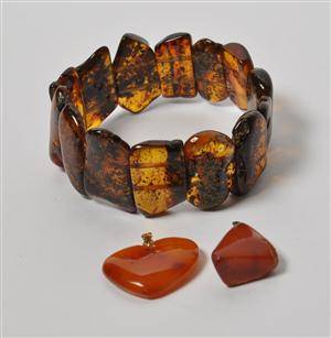 Armbånd og 2 vedhæng med rav