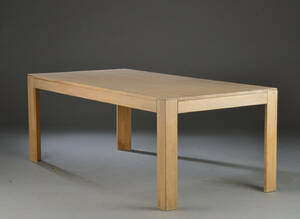 Møbelproducent. Spisebord af massivt egetræ