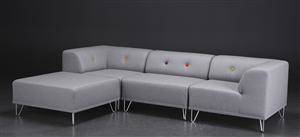 Nomad DOT modulsofa, betrukket med gråt filtuldstof fra italienske Velvetex, forkromede metalben 