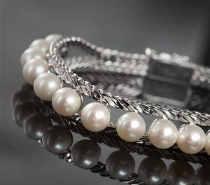 Gold-Armband mit Perlen