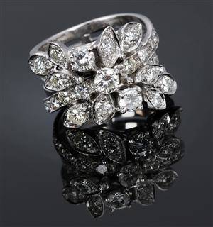 Cocktailring af 18 kt. hvidguld prydet med brillanter og diamanter - 1.75 ct.