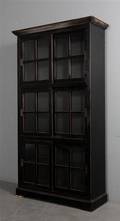 VitrineskabSkab, sort antikbemalet træ.