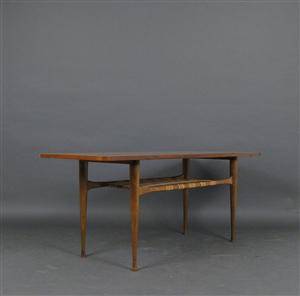 Sofatisch  Coffee Table der 1950er Jahre in Nussbaum mit Bast