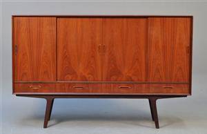 Dansk møbelproducent. Fritstående skænk i teak, 1950erne