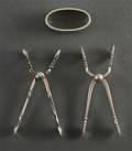 Georg Jensen, to sukkertænger samt servietring, af sterlingsølv 3