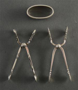 Georg Jensen, to sukkertænger samt servietring, af sterlingsølv 3