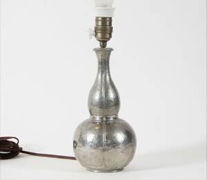 Bordslampa i tenn, 1900-talets första hälft