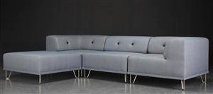 Nomad DOT modulsofa, betrukket med lys gråt møbelstof med sorte læderknapper 