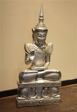 Siddende Buddha af træ 