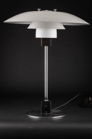Poul Henningsen. PH 4½  3½ bordlampe med stamme og fod af forkromet metal