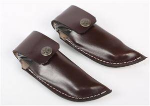 To håndlavede jagtknive garveret m vildsvin, m.m. Tilhørende skede.  