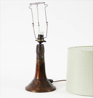 Bordslampa i koppar, jugend, 1900-talets början
