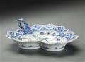 Royal Copenhagen Musselmalet helblonde bladformet skål nr. 1077  