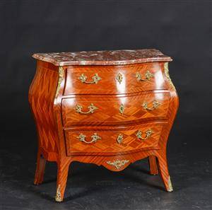 Bombéformet kommode af nøddetræ, 1900-tallets sidste halvdel