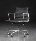 Charles Eames. Kontorstol model EA 117, sort læder