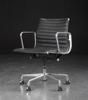 Charles Eames. Kontorstol model EA 117, sort læder