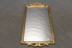 Spegel med förgylld träram