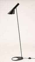 Arne Jacobsen. Gulvlampe model AJ, sort 