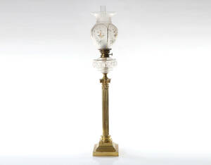 BORDSFOTOGENLAMPA PÅ KOLONNFORMAD FOT