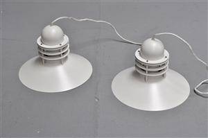 Alfred Homann  Ole V. Kjær. Par Nyhavn pendler, hvidlakeret metal 2 