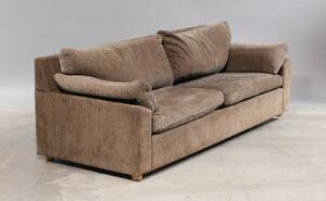 Søren Lund. Tre-pers. sofa betrukket med bredriflet møbelstof.