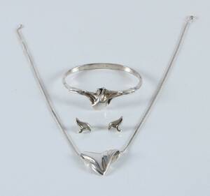 Smykkesæt af sølv, armring mm.  3 