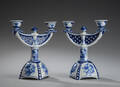 Et par toarmede lysestager af porcelæn. 2