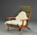 Hans J. Wegner. Højrygget lænestol af eg, model GE-290A