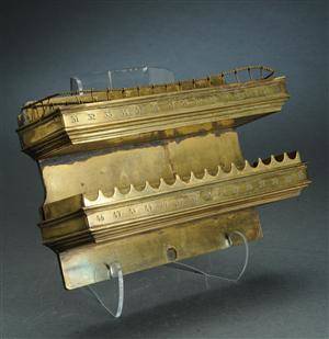 Væghængt cigarholder af bronze, 1920erne