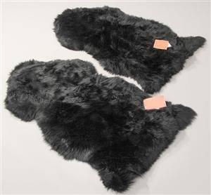 To New Zealandske lammeskind. Farve Black. 2