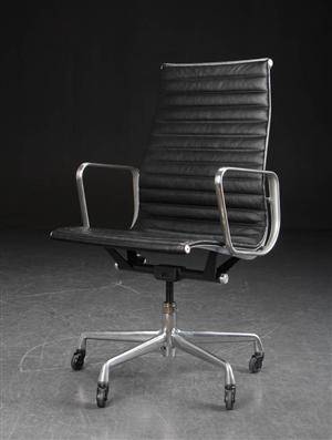 Charles Eames. Kontorstol, model EA-119, sort læder