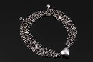 Ole Lynggaard armbånd af oxyderet sterlingsølv med hjertelås af hvidguld 18 kt.