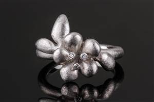 Ole Lynggaard Blomster ring af mat hvidguld 18 kt.