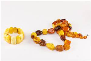 Dansk rav. Armbånd og kæde ialt 170,9 gr. 2