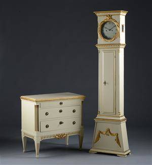 Standur samt kommode af bemalet træ. 1900-tallet midte 2