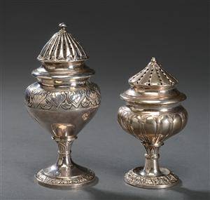 Jens Jensen. To strøbøsser af sølv 2