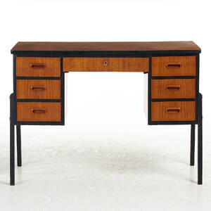 Skrivbord, 1900-talets slut, fanérat med teak