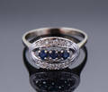 Diamant- og safirring af 14 kt hvidguld