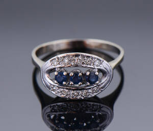 Diamant- og safirring af 14 kt hvidguld