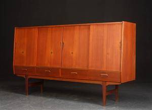 Høj skænk af teaktræ, dansk møbelproducent