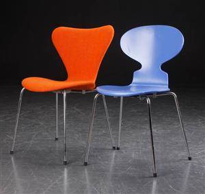 Arne Jacobsen. To stole Syveren model 3107 samt Myren model 3101 2