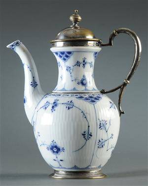 Kgl. P. Royal Copenhagen. Kaffekande, musselmalet porcelæn