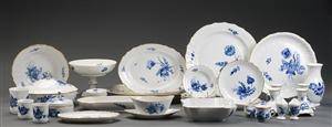 Kgl. Porcelæn Blå Blomst, svejfet og flettet. Serveringsdele 38