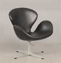 Arne Jacobsen, lænestol, Svanen, med sort læder 