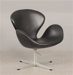Arne Jacobsen, lænestol, Svanen, med sort læder 